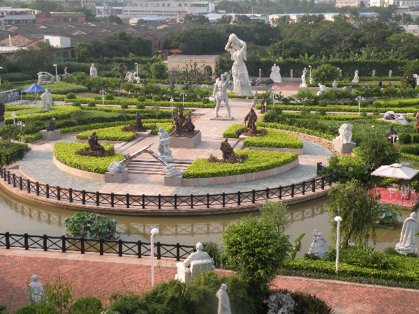 2.潘鶴雕塑藝術(shù)園.jpg