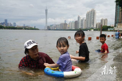 廣州珠江現(xiàn)天文大潮，江水漫過親水平臺